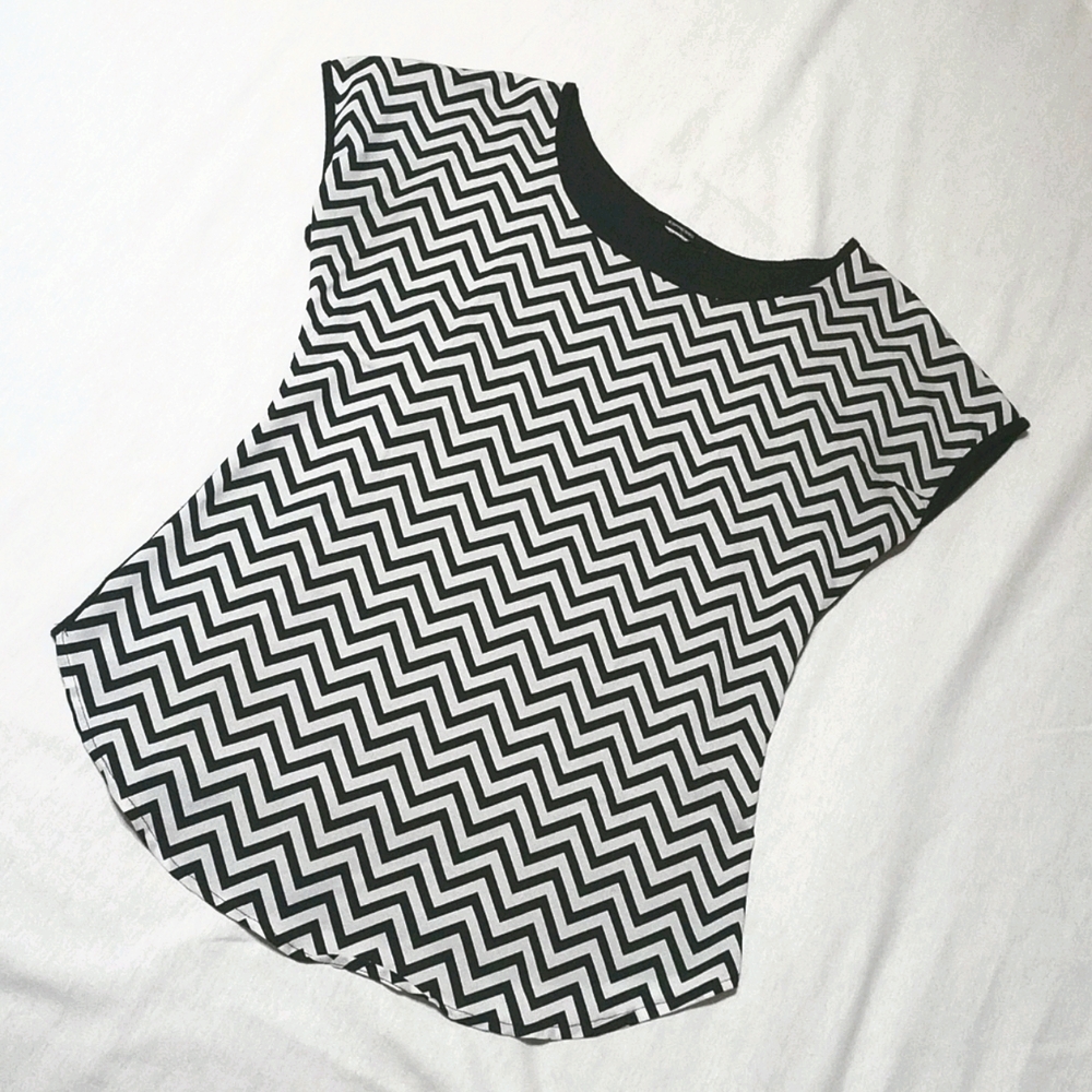 Espresso black & white chevron short sleeve medium top